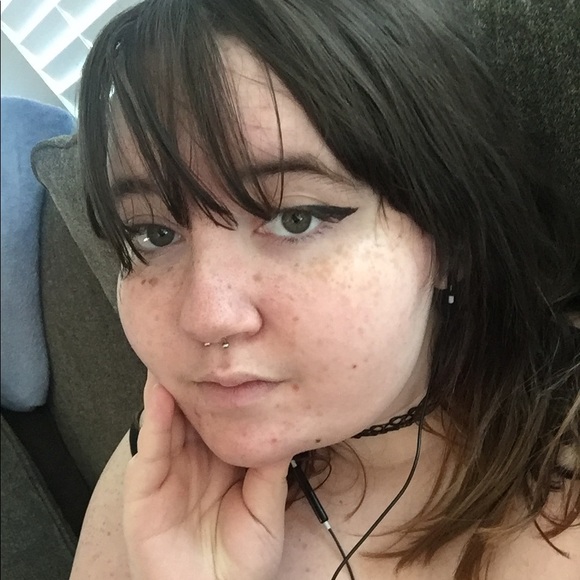 Profile Picture of Eden Manning (@possumattack) on Poshmark