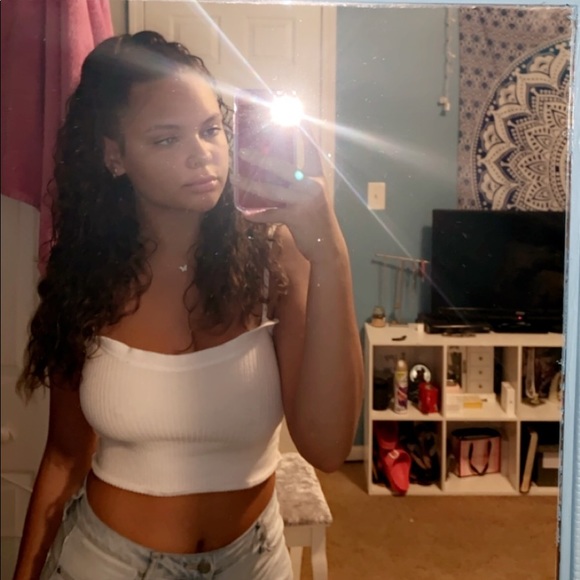 Profile Picture of Alexia Thomas (@alexiag28) on Poshmark