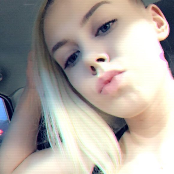 Profile Picture of Amanda Setzer (@amanda_setzer) on Poshmark