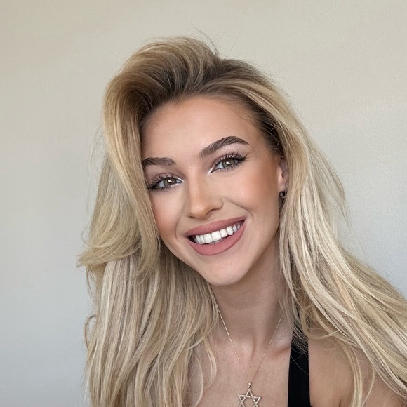 Profile Picture of Veronika Rajek (@veronikarajek13) on Poshmark