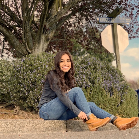 Profile Picture of Giovanna Hernandez (@giovishernandez) on Poshmark