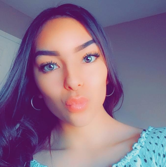 Profile Picture of Andrea Jasmin (@andrea_jasmin) on Poshmark