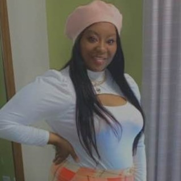 Profile Picture of Kendra Royal (@kenroyal28) on Poshmark