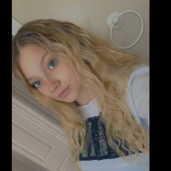 Profile Picture of Felicia Beczynski (@fbeczynski) on Poshmark