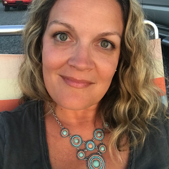 Profile Picture of Nicole Barnes (@nikkib1175) on Poshmark