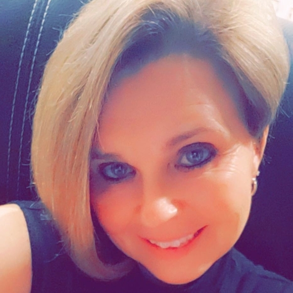 Profile Picture of Nikki Manning (@dawnshop) on Poshmark