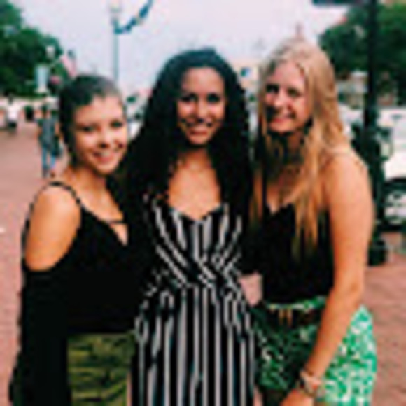 Profile Picture of Caroline Widdowson (@carolinewiddows) on Poshmark