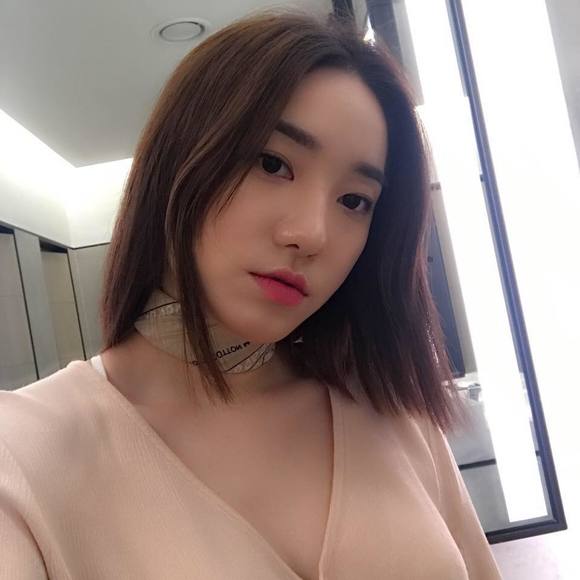 Profile Picture of Soyung Kim (@soyungkeem) on Poshmark