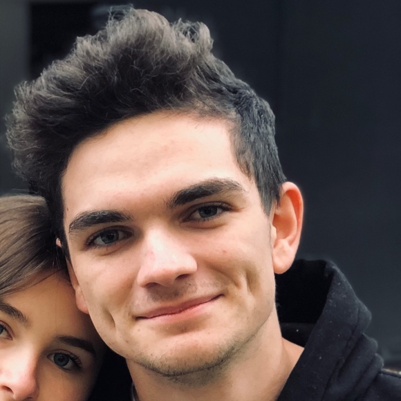 Profile Picture of Felix Moineau (@felixmoineau) on Poshmark