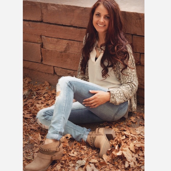 Profile Photo of Saige Vandiver (@saigev15) on Poshmark