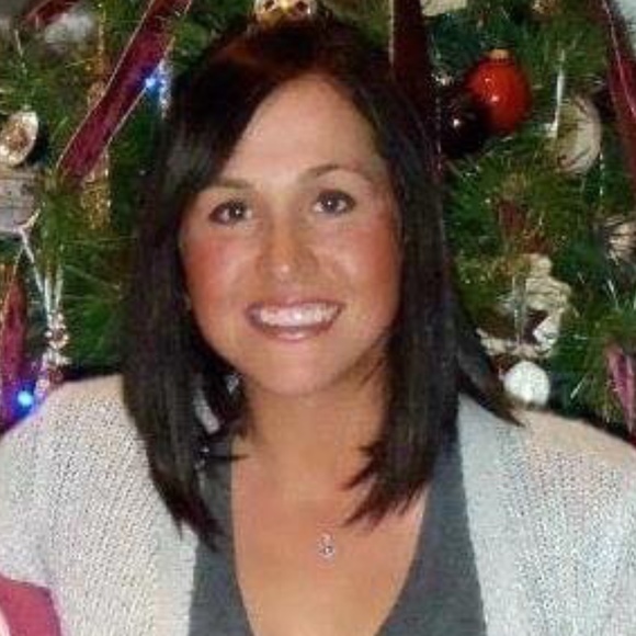 Profile Picture of Caitlin Cordova (@caitlinsclosets) on Poshmark
