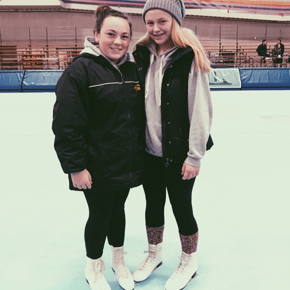 Profile Picture of Lizzie Kwiecinski (@lizkwiz) on Poshmark