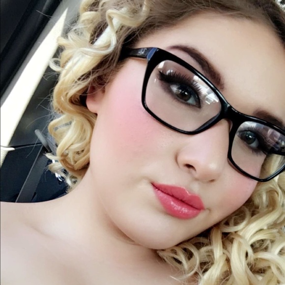 Arelene Valencia - Poshmark Profile Picture of Arelene Valencia (@arelene19) on Poshmark