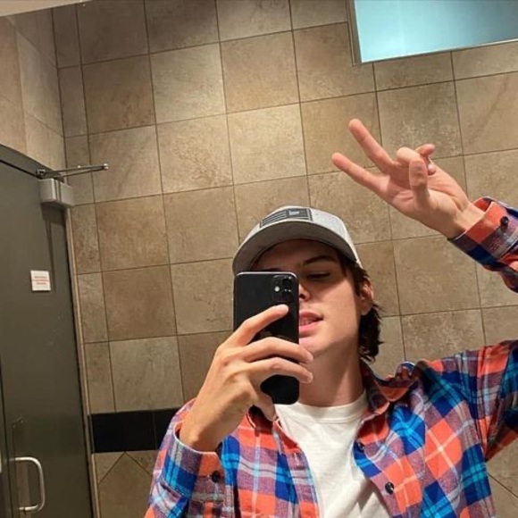 Profile Picture of Travis Daniel (@travisdaniel225) on Poshmark