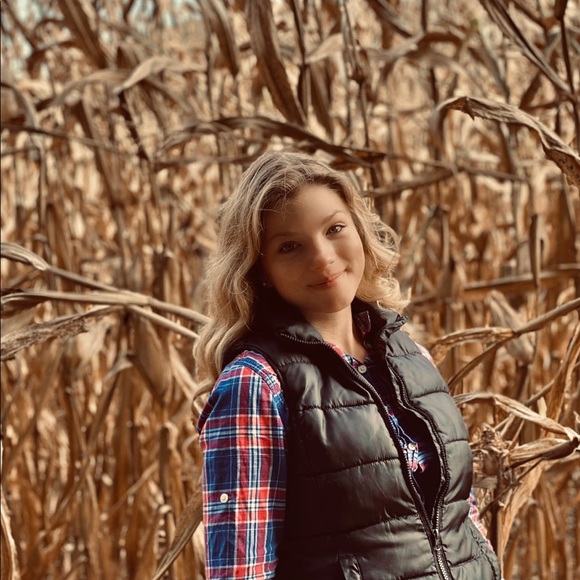 Profile Picture of Hannah Proulx (@hannahproulx794) on Poshmark