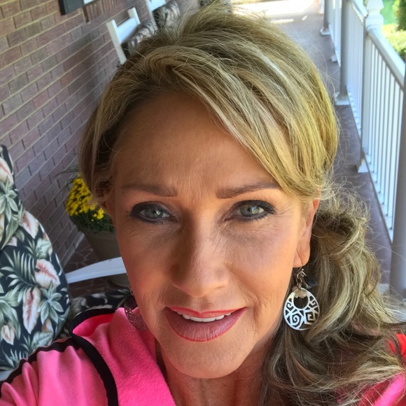 Profile Picture of Trinna Buchanan (@blemishes) on Poshmark