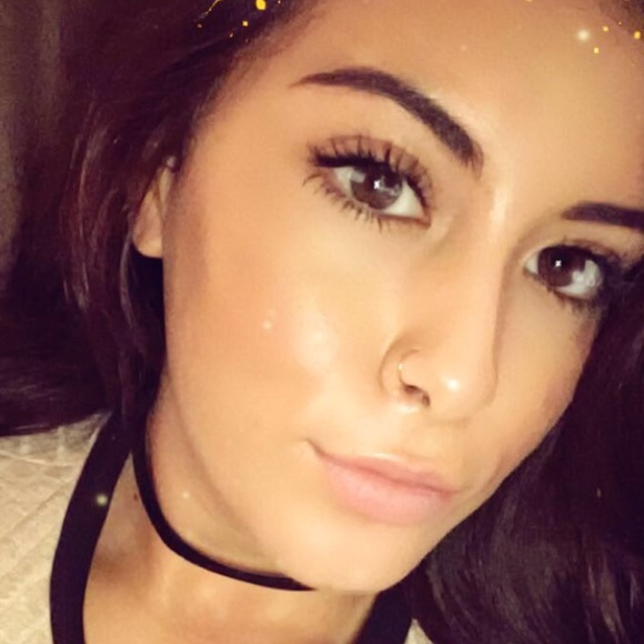 Profile Picture of Alexia Escudero (@alexiaescudero) on Poshmark