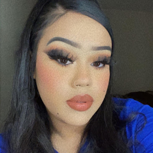 Kelly Paz - Poshmark Profile Picture of Kelly Paz (@kellsatl888) on Poshmark