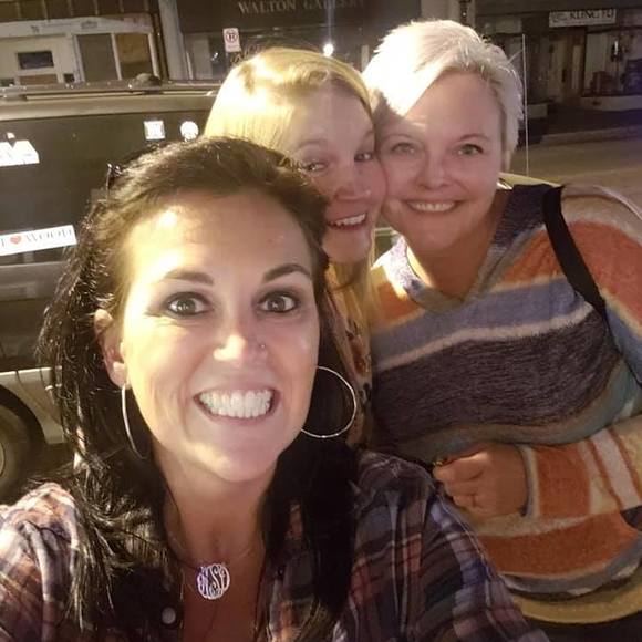 Profile Picture of Apryl Cox (@aprylcox) on Poshmark