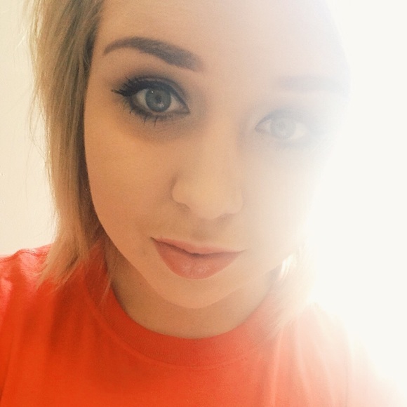 Profile Picture of Ariel Moore (@arielmooreks) on Poshmark
