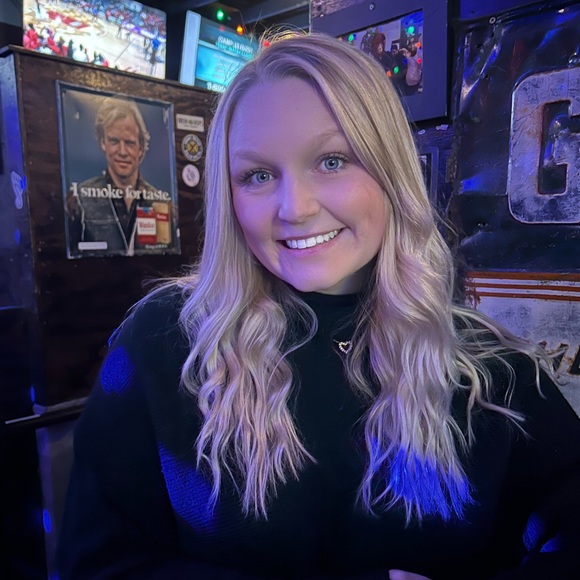 Profile Picture of Ashlee Quinn (@ashleekquinn18) on Poshmark