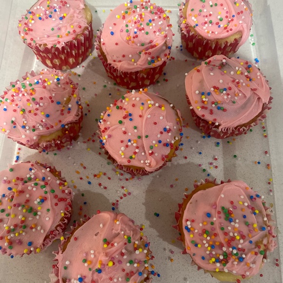 Profile Picture of Lara Angonese (@la975) on Poshmark