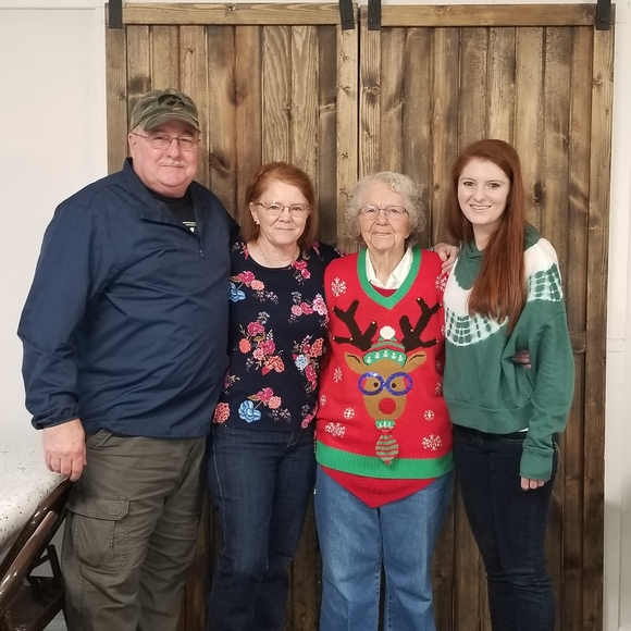 Profile Picture of Chic Unkel (@chilo1022) on Poshmark