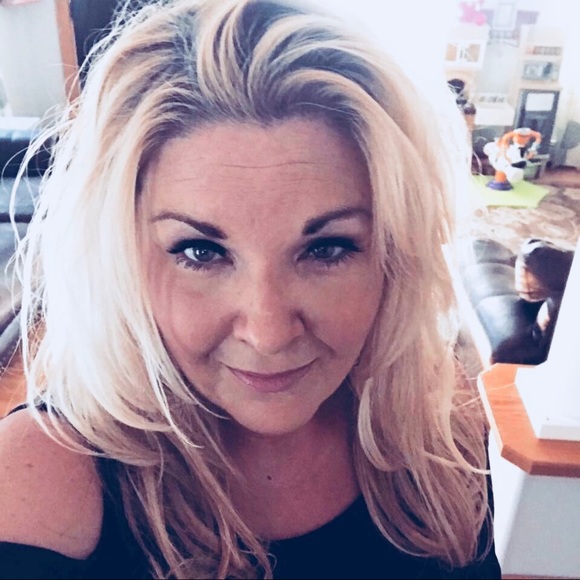 Profile Picture of Dehlia Northup (@dehlian12) on Poshmark