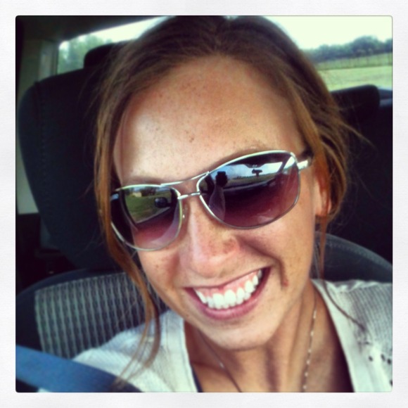 Profile Picture of Stephanie Wilmott (@fishnfan) on Poshmark