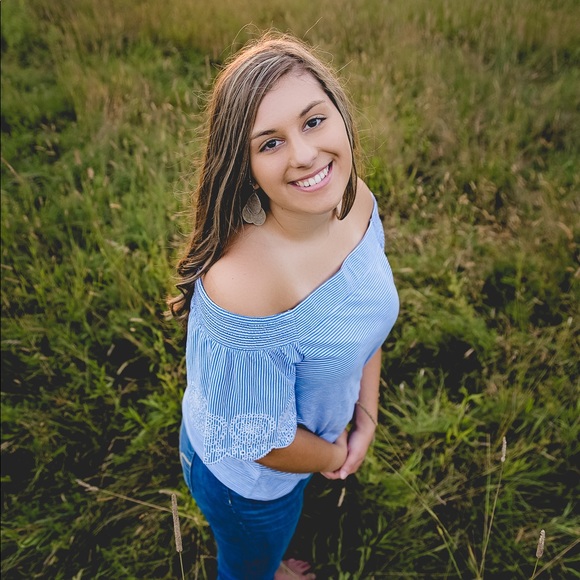 Profile Picture of Olivia Phetteplace (@livie81502) on Poshmark