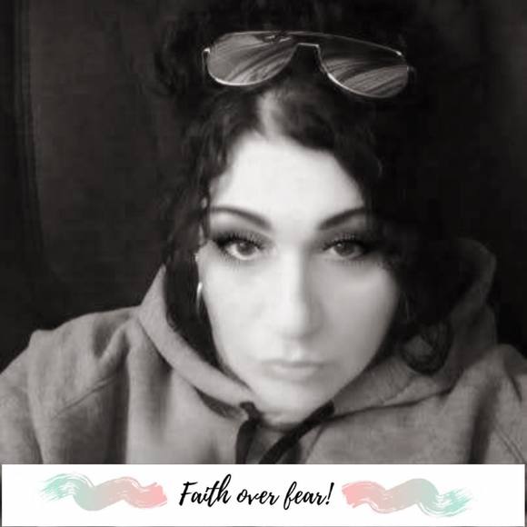 Profile Picture of Shawna Roberts (@shawnarobert266) on Poshmark