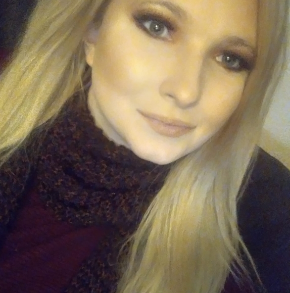 Profile Picture of Lisa Andreas (@lalove23) on Poshmark