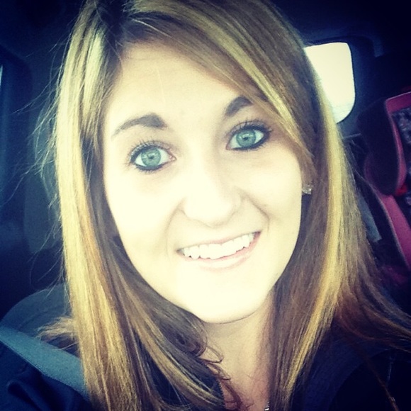 Profile Picture of Alison Strauser (@alilou2587) on Poshmark