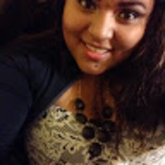 Profile Picture of Luz Flores (@luzflores399) on Poshmark