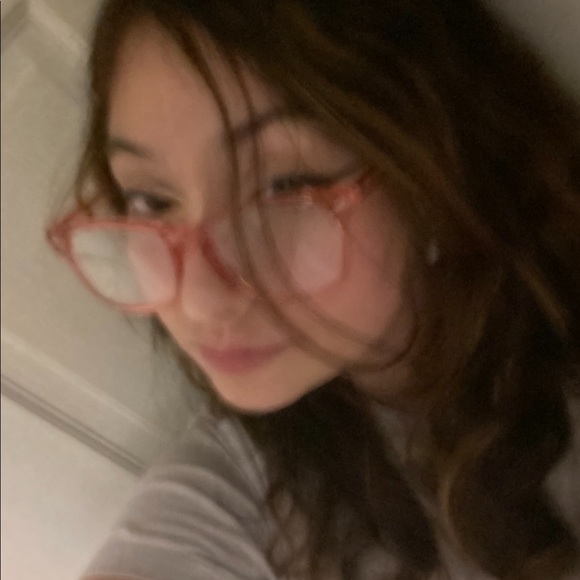 Profile Picture of Mikaila Posniak (@pos_mk) on Poshmark