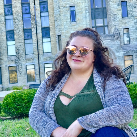 Profile Picture of Liz Wright (@lizzyliz1700) on Poshmark