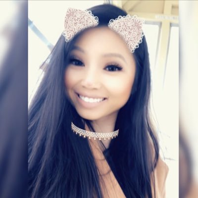 Profile Picture of Monica Duyen (@MoniiCakez) on Twitter