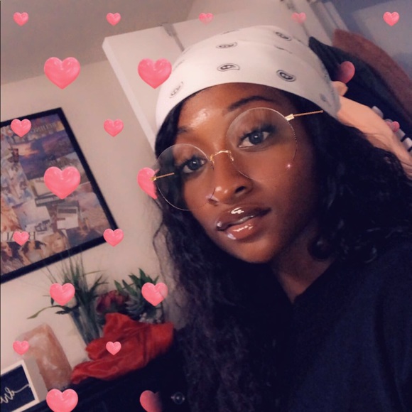 Profile Picture of Kenniah Cook (@niahgenay) on Poshmark