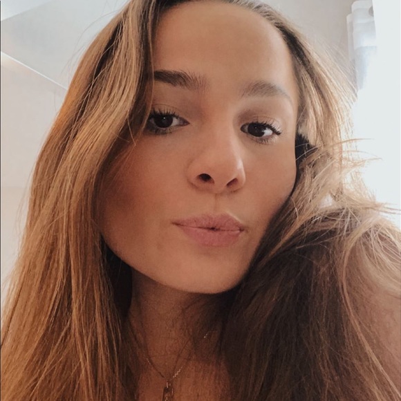 Ava Eikenberg - Poshmark Profile Picture of Ava Eikenberg (@avaeikenberg) on Poshmark