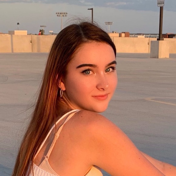 Profile Picture of Juliana Noel (@juliana_noel) on Poshmark