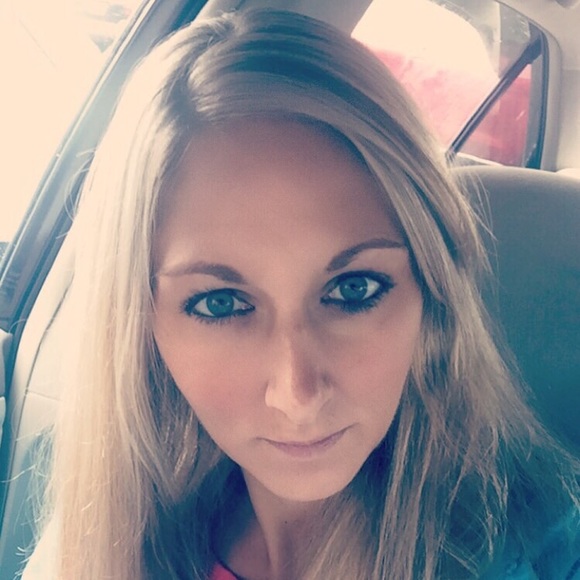 Profile Picture of Sarah Macgregor (@sarahm615) on Poshmark