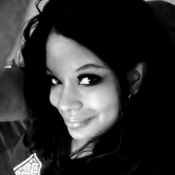 Profile Picture of Ebonie Page (@shaunta1123) on Poshmark