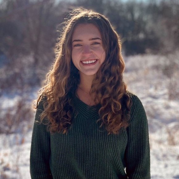 Profile Picture of Amanda Hansen (@amandakhansen04) on Poshmark