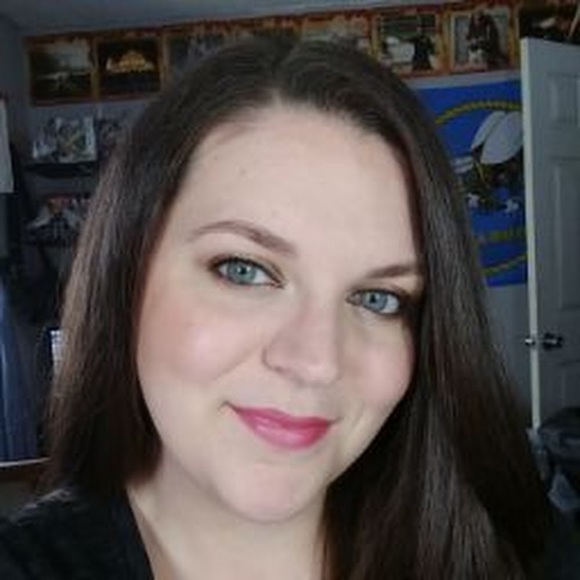 Profile Picture of Tiffini Mahood (@tiffini2509) on Poshmark