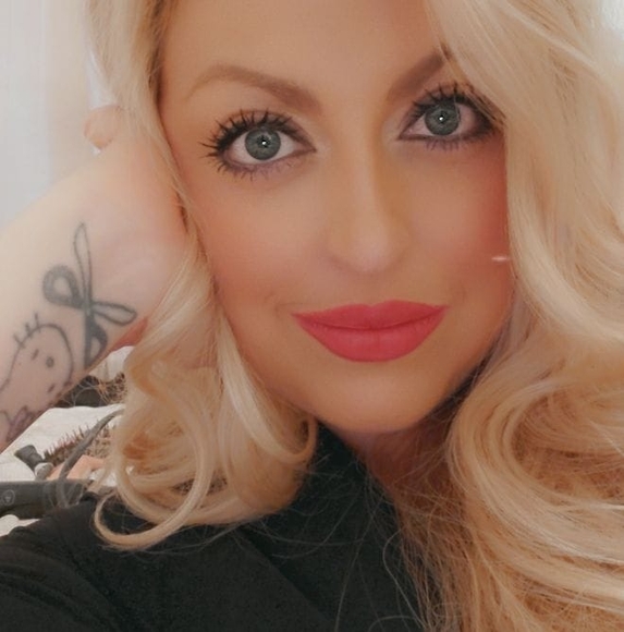 Profile Picture of Isabel Zamarron (@isabelzsalon) on Poshmark