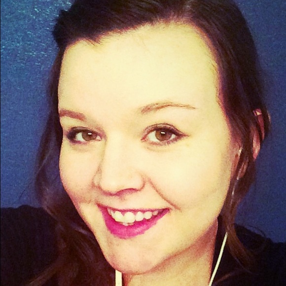 Profile Picture of Sydney Roundy (@sydneyroundy) on Poshmark