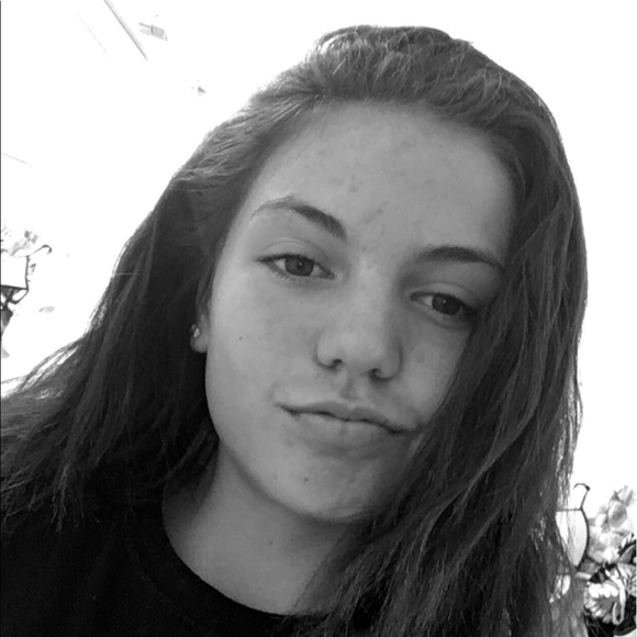 Profile Picture of Olivia Emeigh (@oliviaa_emeighh) on Poshmark