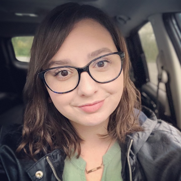 Profile Picture of Annie Snavely (@anniekate14) on Poshmark