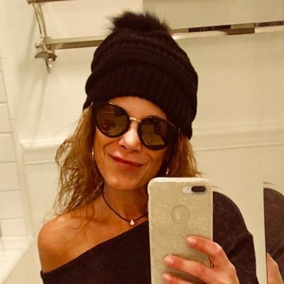 Profile Picture of Sandi Stern (@Sandeeesigns) on Twitter