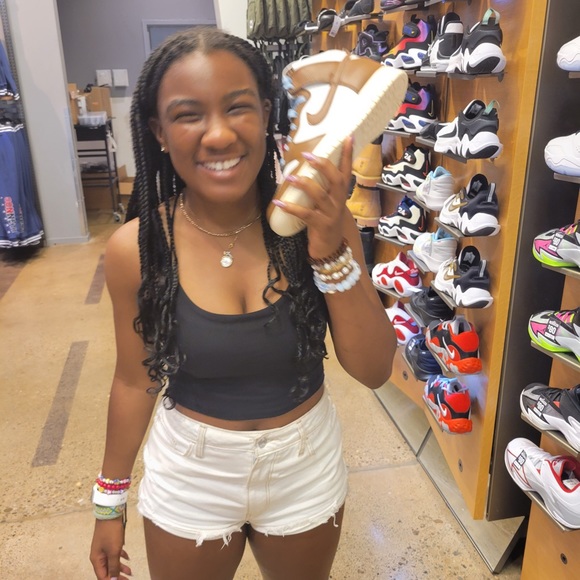Profile Picture of Kennedy Barron (@k3nn3dyb) on Poshmark
